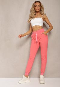Renee - Różowe Dresowe Spodnie High Waist z Błyszczącym Sznurkiem w Pasie Darciasa. Okazja: na co dzień. Stan: podwyższony. Kolor: różowy. Materiał: dresówka. Styl: casual