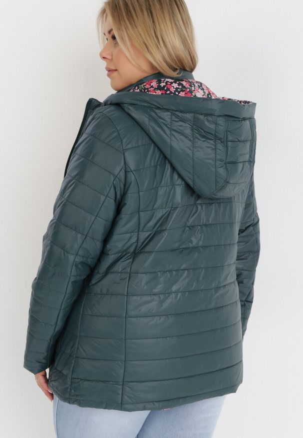 Born2be - Ciemnozielona Kurtka Dwustronna Hypselle. Kolekcja: plus size. Kolor: zielony. Materiał: jeans. Wzór: aplikacja, kwiaty. Styl: klasyczny