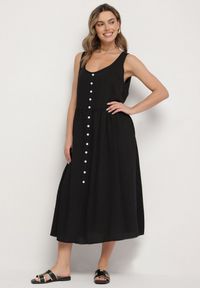 Born2be - Czarna Wiskozowa Sukienka o Rozkloszowanym Kroju z Guzikami Natesana. Okazja: na co dzień, na spacer. Kolor: czarny. Materiał: wiskoza. Typ sukienki: proste. Styl: casual