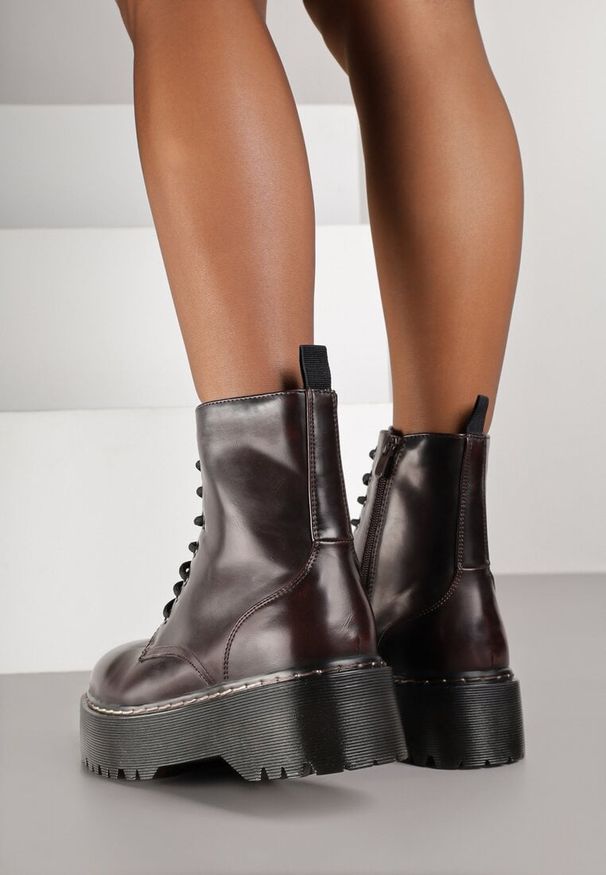 Renee - Bordowe Botki na Platformie w Stylu Workerów Marixana. Okazja: na co dzień. Nosek buta: okrągły. Kolor: czerwony. Materiał: skóra, jeans. Obcas: na platformie. Styl: casual. Wysokość obcasa: średni