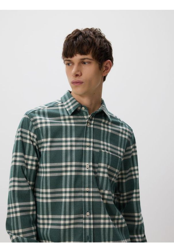 Reserved - Koszula regular fit w kratę - ciemnozielony. Kolor: zielony. Materiał: wiskoza, tkanina