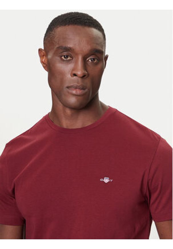 GANT - Gant T-Shirt Shield 2003184 Bordowy Regular Fit. Kolor: czerwony. Materiał: bawełna