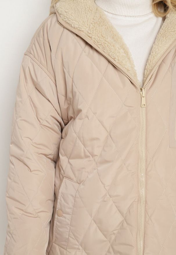 Born2be - Beżowa Dwustronna Kurtka z Pikowaniem i Futrem o Prostym Kroju z Kapturem Emiriselle. Okazja: na co dzień, do pracy. Typ kołnierza: kaptur. Kolor: beżowy. Materiał: futro. Styl: klasyczny, casual, elegancki