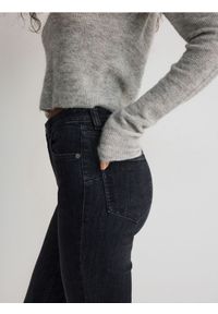 Reserved - Jeansy typu sculpt - czarny. Stan: obniżony. Kolor: czarny