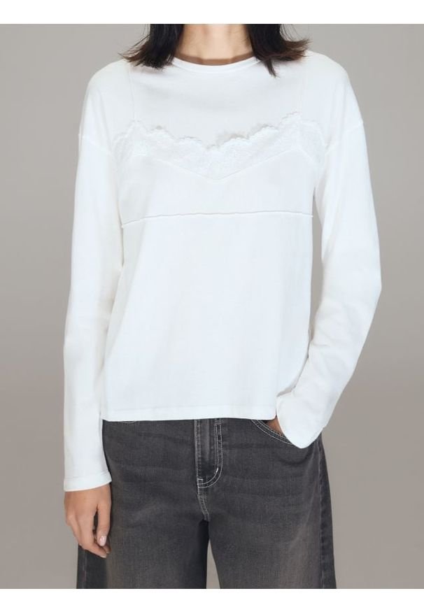 Reserved - Bawełniany longsleeve z koronką - biały. Kolor: biały. Materiał: koronka, bawełna. Długość rękawa: długi rękaw. Wzór: koronka