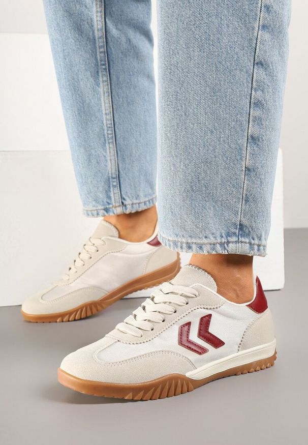 Renee - Beżowo-Czerwone Sneakersy Typu Kultowe Tenisówki Zdobione Przeszyciami Mepenna. Okazja: na randkę. Kolor: beżowy. Materiał: jeans. Wzór: aplikacja