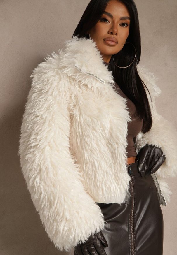 Renee - Biała Puszysta Kurtka Futerko Cropped z Wysokim Kołnierzem Lanarea. Okazja: na imprezę, na co dzień. Typ kołnierza: golf. Kolekcja: plus size. Kolor: biały. Materiał: futro. Długość: krótkie. Sezon: zima, jesień. Styl: casual, elegancki