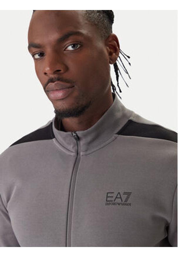 EA7 Emporio Armani Dres 7M001601 AF20845 U8086 Szary Regular Fit. Kolor: szary. Materiał: bawełna, syntetyk