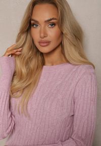 Renee - Jasnoróżowy Sweter z Wiskozą i Ozdobnym Splotem Saviana. Okazja: na co dzień. Kolor: różowy. Materiał: wiskoza. Wzór: ze splotem. Styl: casual, elegancki #3