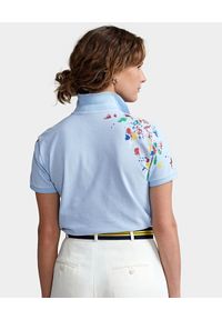 Ralph Lauren - RALPH LAUREN - Niebieska koszulka polo z kolorowym nadrukiem. Typ kołnierza: polo. Kolor: niebieski. Materiał: mesh, bawełna, dzianina. Wzór: nadruk, kolorowy. Styl: klasyczny