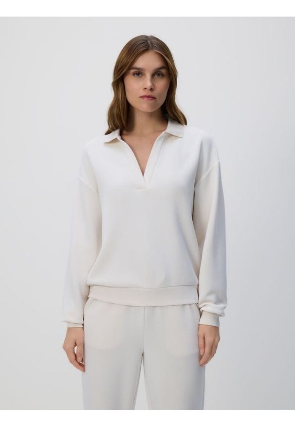 Reserved - Bluza z modalem - beżowy. Kolor: beżowy. Materiał: dzianina