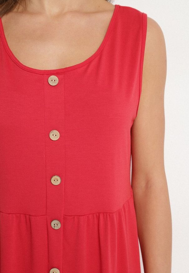 Born2be - Czerwona Sukienka o Rozkloszowanym Kroju na Szerokich Ramiączkach z Guzikami Saniella. Okazja: na co dzień. Kolor: czerwony. Długość rękawa: na ramiączkach. Typ sukienki: rozkloszowane. Styl: casual, elegancki, klasyczny