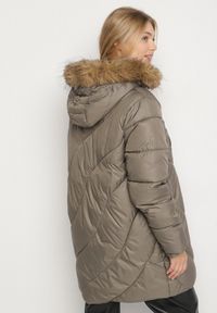 Born2be - Ciemnozielona Kurtka z Asymetrycznym Pikowaniem i Kapturem z Futerkiem Ruvita. Okazja: na co dzień. Typ kołnierza: golf. Kolekcja: plus size. Kolor: zielony. Materiał: futro. Styl: casual