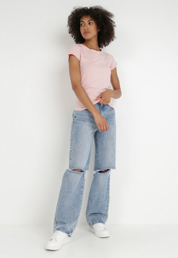 Born2be - Jasnoróżowy T-shirt Gathanthei. Okazja: na co dzień, do domu. Kolor: różowy. Materiał: dresówka, jeans, bawełna, dzianina. Długość rękawa: krótki rękaw. Długość: krótkie. Wzór: gładki. Styl: sportowy, klasyczny, casual