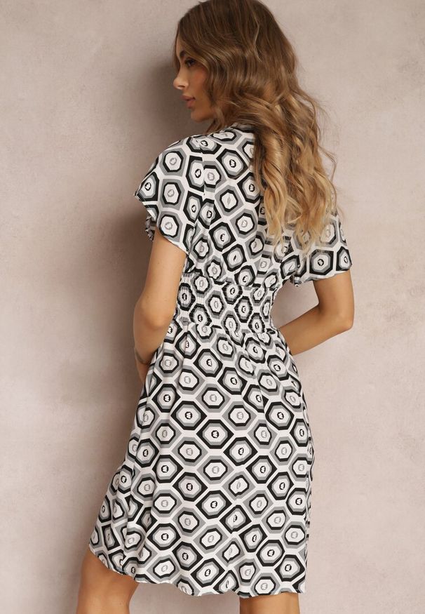 Renee - Szara Kopertowa Sukienka Mini z Gumką w Talii z Wiskozy Samata. Kolor: szary. Materiał: wiskoza. Długość rękawa: krótki rękaw. Sezon: wiosna, lato. Typ sukienki: kopertowe. Długość: mini