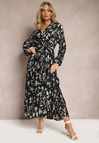 Renee - Czarno-Biała Kopertowa Sukienka Maxi z Plisowanym Dołem i Gumką w Talii Amillica. Kolor: czarny. Wzór: nadruk. Typ sukienki: kopertowe. Długość: maxi