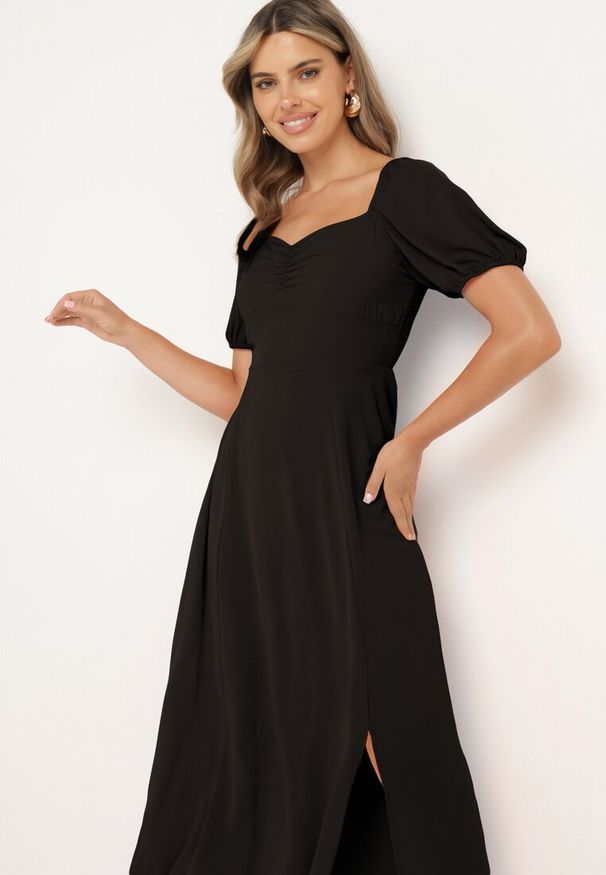 Born2be - Czarna Koktajlowa Sukienka Typu Hiszpanka z Rozcięciem Vikita. Typ kołnierza: dekolt hiszpanka. Kolor: czarny. Długość rękawa: krótki rękaw. Styl: wizytowy