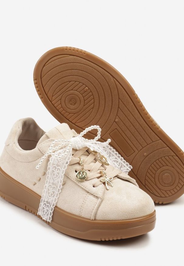 Renee - Beżowe Sneakersy na Niskiej Platformie z Aplikacjami i Kokardkami Divienne. Okazja: na co dzień. Kolor: beżowy. Materiał: jeans. Wzór: aplikacja. Obcas: na platformie
