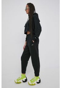 Ellesse bluza bawełniana damska kolor czarny z kapturem z aplikacją SGM14158-LGREEN. Typ kołnierza: kaptur. Kolor: czarny. Materiał: bawełna. Długość rękawa: długi rękaw. Długość: długie. Wzór: aplikacja #6