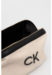 Calvin Klein kosmetyczka kolor beżowy. Kolor: beżowy. Materiał: materiał, włókno, bawełna, lyocell