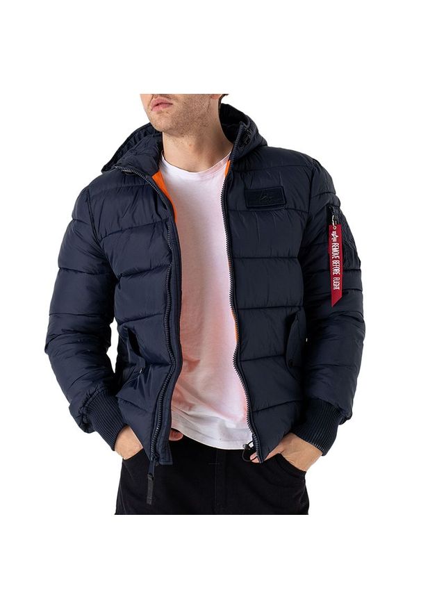 Kurtka Alpha Industries Hooded Puffer 11811307 - granatowa. Typ kołnierza: kaptur. Kolor: niebieski. Materiał: poliester, materiał, syntetyk, nylon, puch. Wzór: aplikacja. Styl: klasyczny