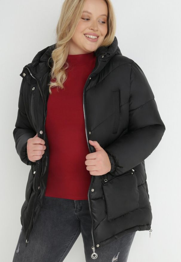 Born2be - Czarna Kurtka Pikowana z Kapturem Lannea. Typ kołnierza: kaptur. Kolekcja: plus size. Kolor: czarny. Materiał: jeans. Długość rękawa: długi rękaw. Długość: długie