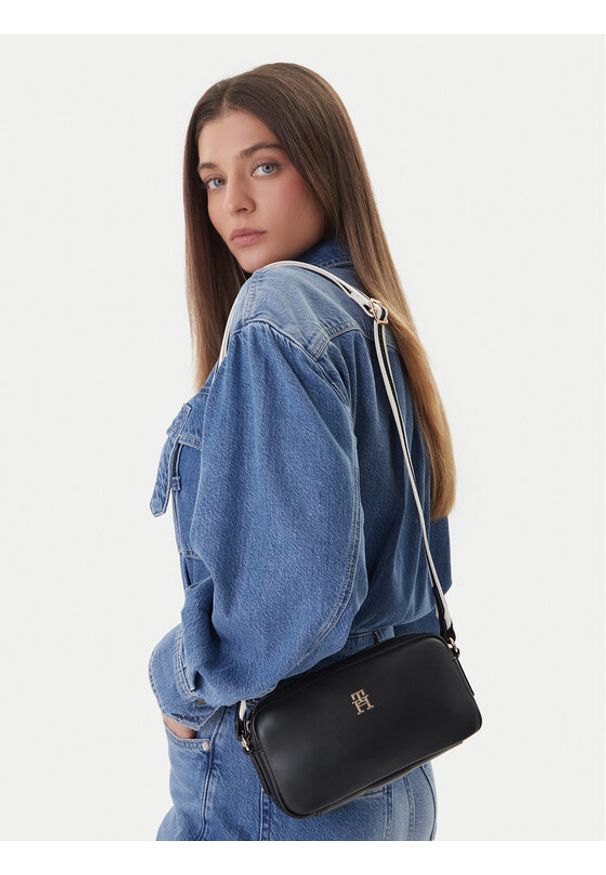TOMMY HILFIGER - Tommy Hilfiger Torebka Th Essential Camera Bag AW0AW18370 Czarny. Kolor: czarny. Materiał: skórzane