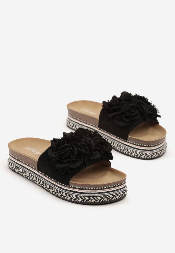 Born2be - Czarne Klapki na Grubej Podeszwie z Plecionką i Kwiatami 3D Clesindra. Okazja: na co dzień. Kolor: czarny. Wzór: kwiaty. Sezon: lato. Styl: casual, elegancki