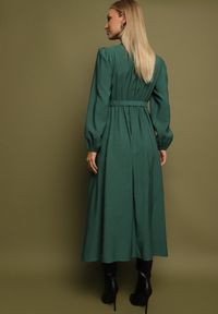 Born2be - Zielona Wiskozowa Sukienka o Rozkloszowanym Kroju z Paskiem z Klamerką Arilesse. Okazja: na co dzień. Typ kołnierza: dekolt w kształcie V. Kolor: zielony. Materiał: wiskoza. Długość rękawa: długi rękaw. Styl: casual, elegancki #5