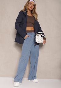 Renee - Granatowa Kurtka w Stylu Wiatrówki z Odpinanym Kapturem Ndivena. Okazja: na co dzień, na spacer. Kolor: niebieski. Materiał: jeans. Styl: sportowy, casual #3