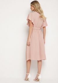 Born2be - Jasnoróżowa Sukienka z Kopertowym Dekoltem i Paskiem Sizuee. Kolor: różowy. Typ sukienki: kopertowe #4