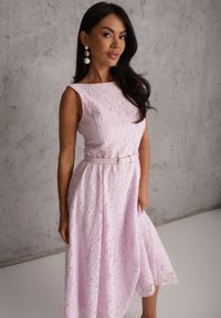 Renee - Różowa Koktajlowa Sukienka z Koronki z Bawełną i Wiskozą Ozdobiona Paskiem Chaleite. Okazja: na randkę, na wesele, na ślub cywilny. Kolor: różowy. Materiał: wiskoza, bawełna, koronka. Wzór: aplikacja, koronka. Styl: wizytowy #4