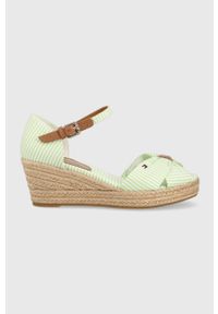 TOMMY HILFIGER - Tommy Hilfiger sandały HIGH WEDGE SEERSUCKER damskie kolor zielony na koturnie FW0FW07158. Zapięcie: klamry. Kolor: zielony. Materiał: guma. Obcas: na koturnie