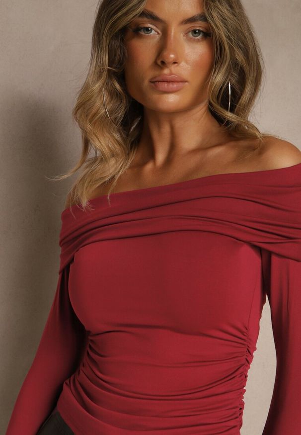 Renee - Bordowa Marszczona Bluzka Hiszpanka Vices z Wywiniętym Dekoltem Termola. Okazja: na co dzień. Typ kołnierza: dekolt hiszpanka. Kolor: czerwony. Materiał: jeans. Styl: casual