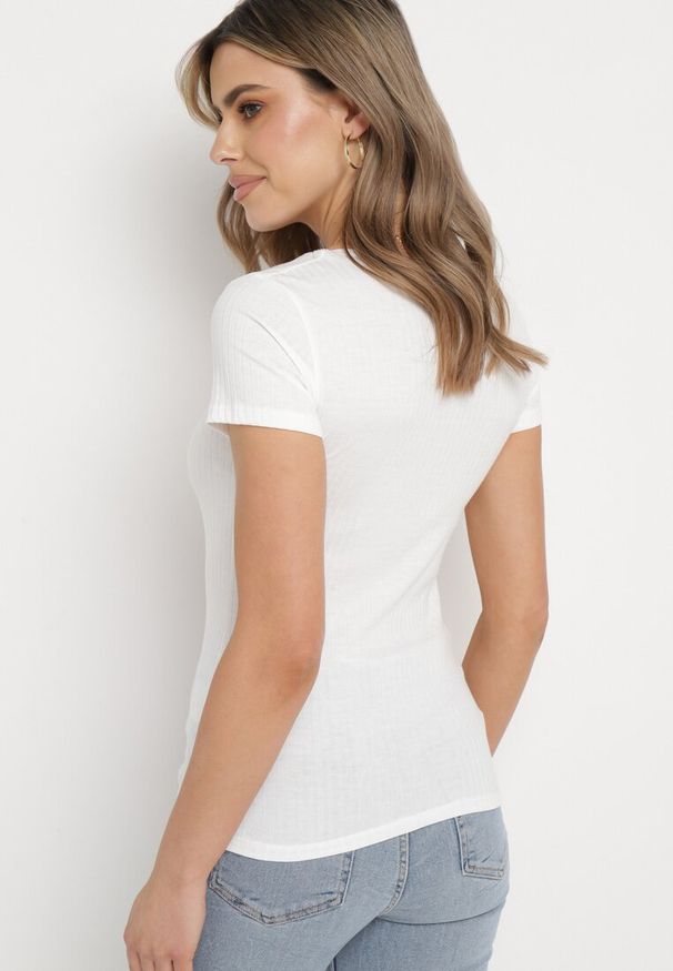 Born2be - Biała Bawełniana Bluzka w Prążki z Wyciętym Dekoltem i Metalicznymi Wstawkami Vildaela. Kolor: biały. Materiał: bawełna. Wzór: prążki. Styl: elegancki, klasyczny