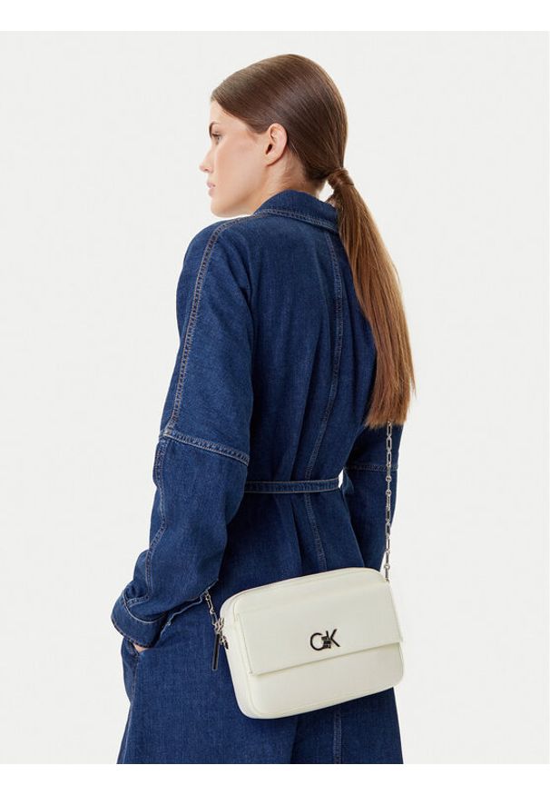 Calvin Klein Torebka Ck Re-Lock Pocket Camera Bag LV04F3102G Écru. Kolor: kremowy. Materiał: skórzane