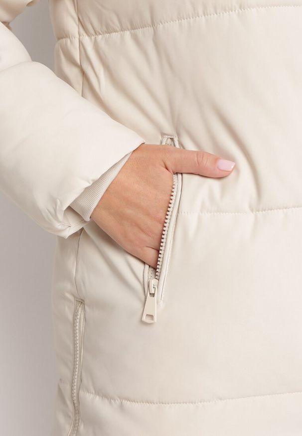 Born2be - Beżowa Kurtka z Szerokim Pikowaniem i Nieodpinanym Kapturem Fanja. Okazja: na co dzień. Kolor: beżowy. Materiał: dzianina, jeans. Długość rękawa: długi rękaw. Długość: długie. Sezon: zima, jesień. Styl: casual