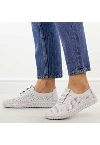 Białe ażurowane skórzane półbuty damskie T.Sokolski w26-47. Kolor: biały. Materiał: skóra. Szerokość cholewki: normalna. Sezon: wiosna, jesień, lato. Styl: klasyczny #1