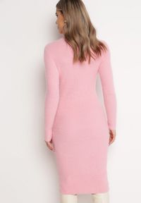 Born2be - Różowa Sweterkowa Puchata Sukienka Midi z Wełny z Golfem Sebhat. Typ kołnierza: golf. Kolor: różowy. Materiał: wełna. Długość: midi #4