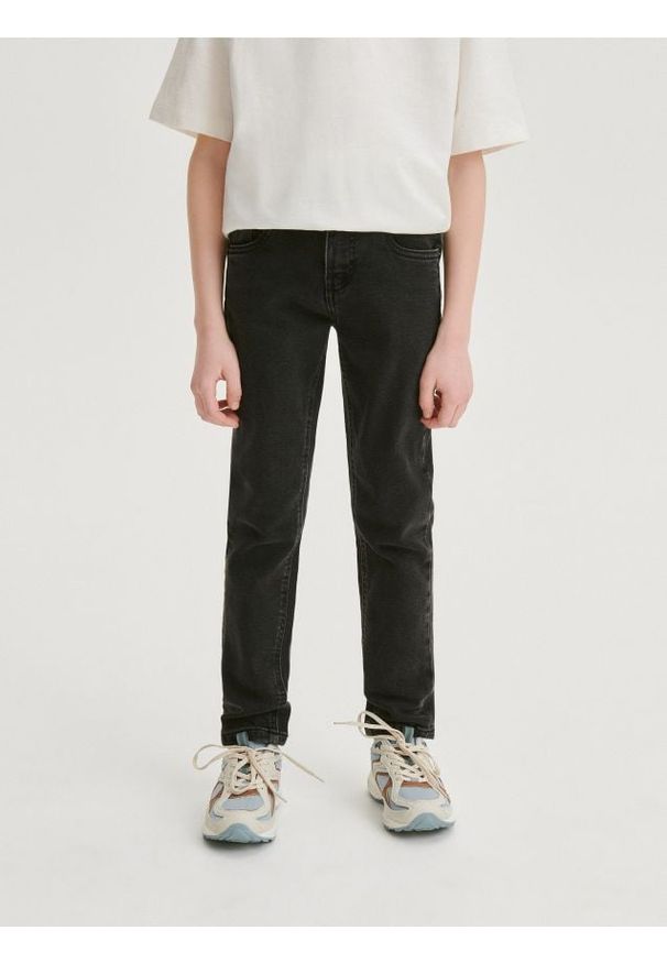Reserved - Elastyczne jeansy slim - czarny. Kolor: czarny