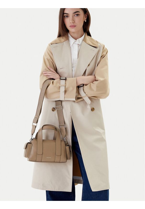 Calvin Klein Torebka Webbing Strap Pocket Bag LV04F3291G Beżowy. Kolor: beżowy. Materiał: skórzane