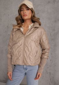 Renee - Brązowa Pikowana Kurtka z Kapturem z Materiałem na Rękawach Grigoria. Okazja: na co dzień. Typ kołnierza: kaptur. Kolor: brązowy. Materiał: materiał. Długość rękawa: długi rękaw. Styl: casual, elegancki #1