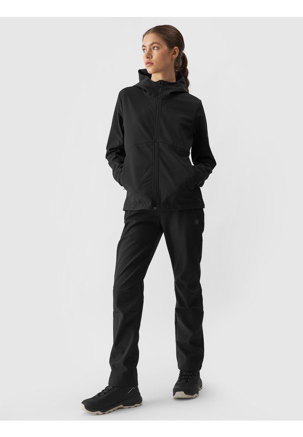 4f - 4F Kurtka softshell wiatroodporna membrana 5000 damska - czarna L. Typ kołnierza: kaptur, kołnierzyk stójkowy. Kolor: czarny. Materiał: softshell. Technologia: Windstopper. Sezon: zima. Sport: wspinaczka