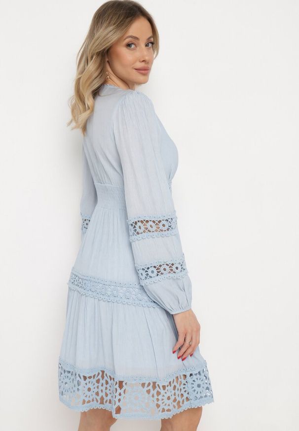 Born2be - Jasnoniebieska Sukienka Mini z Ażurowymi Wstawkami i Gumką w Talii Raliasa. Kolor: niebieski. Materiał: koronka. Wzór: ażurowy. Styl: boho. Długość: mini