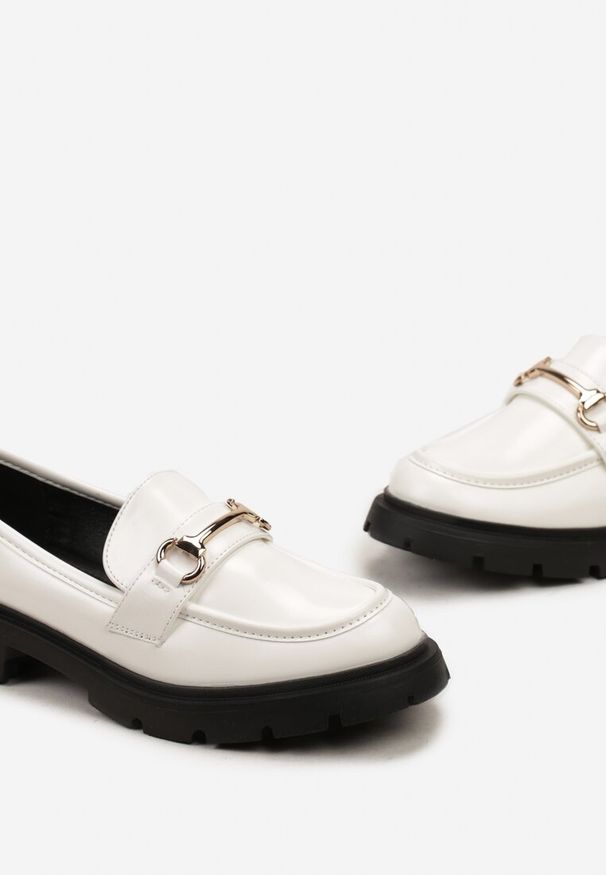 Born2be - Białe Lakierowane Mokasyny z Minimalistyczną Klamrą Alettesa. Zapięcie: klamry. Kolor: biały. Materiał: lakier