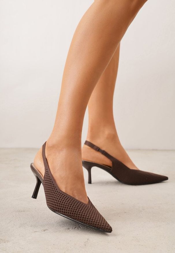 Renee - Brązowe Sandały Slingback z Ażurową Cholewką i Szpiczastym Noskiem Beethovia. Okazja: na ślub cywilny, na wesele, na imprezę. Nosek buta: szpiczasty. Kolor: brązowy. Materiał: jeans. Szerokość cholewki: normalna. Wzór: ażurowy. Styl: wizytowy