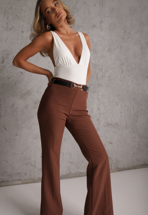 Renee - Brązowe Eleganckie Spodnie Dzwony w Kant z Paskiem i Metaliczną Klamrą Telepadia. Okazja: do pracy. Kolor: brązowy. Materiał: lakier. Styl: elegancki