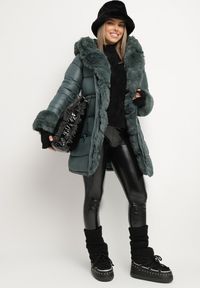 Born2be - Ciemnozielona Pikowana Kurtka z Kapturem i Futrzanymi Wstawkami Ściągana Sznurkiem w Talii Emirale. Okazja: na co dzień. Typ kołnierza: kaptur. Kolor: zielony. Materiał: futro. Wzór: aplikacja. Styl: casual, elegancki #7
