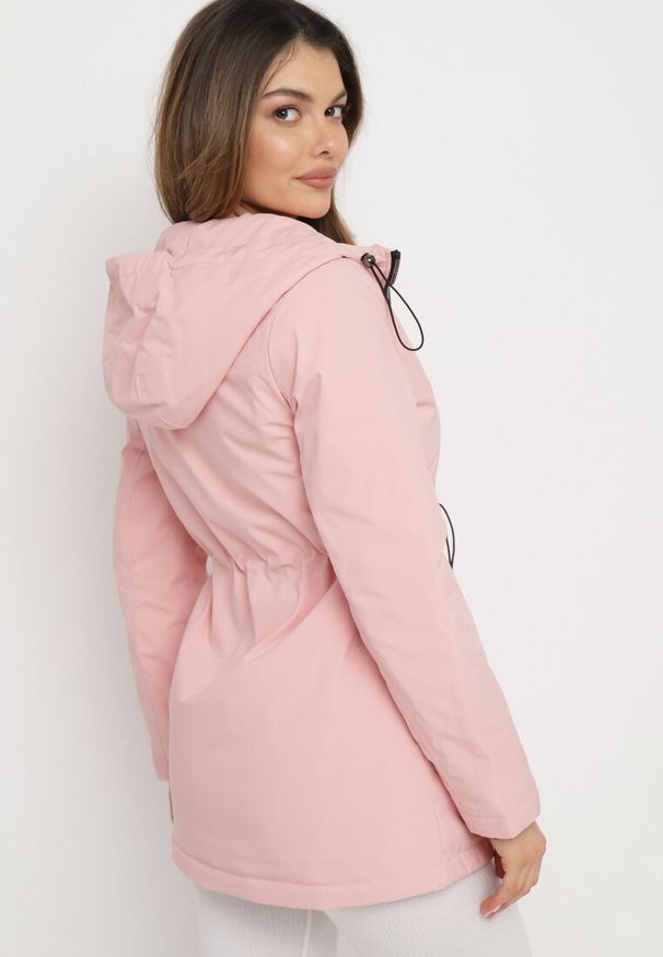 Born2be - Różowa Kurtka Parka z Kapturem i Ściągaczami w Pasie Arilira. Typ kołnierza: kaptur. Kolor: różowy. Styl: klasyczny