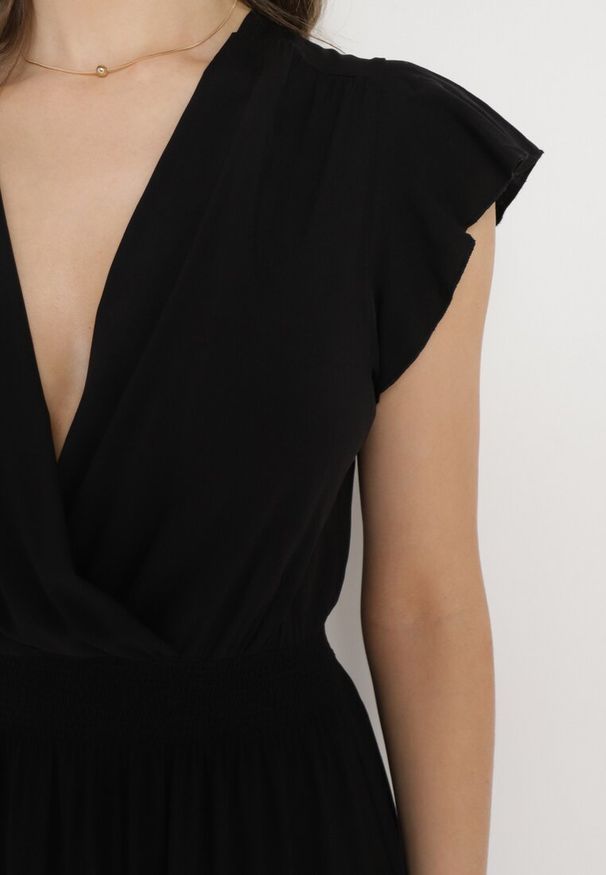 Born2be - Czarna Bawełniana Sukienka Maxi z Kopertową Górą Rozkloszowana Xaliara. Okazja: na ślub cywilny, na imprezę, na wesele. Kolor: czarny. Materiał: bawełna. Sezon: lato. Typ sukienki: kopertowe. Długość: maxi